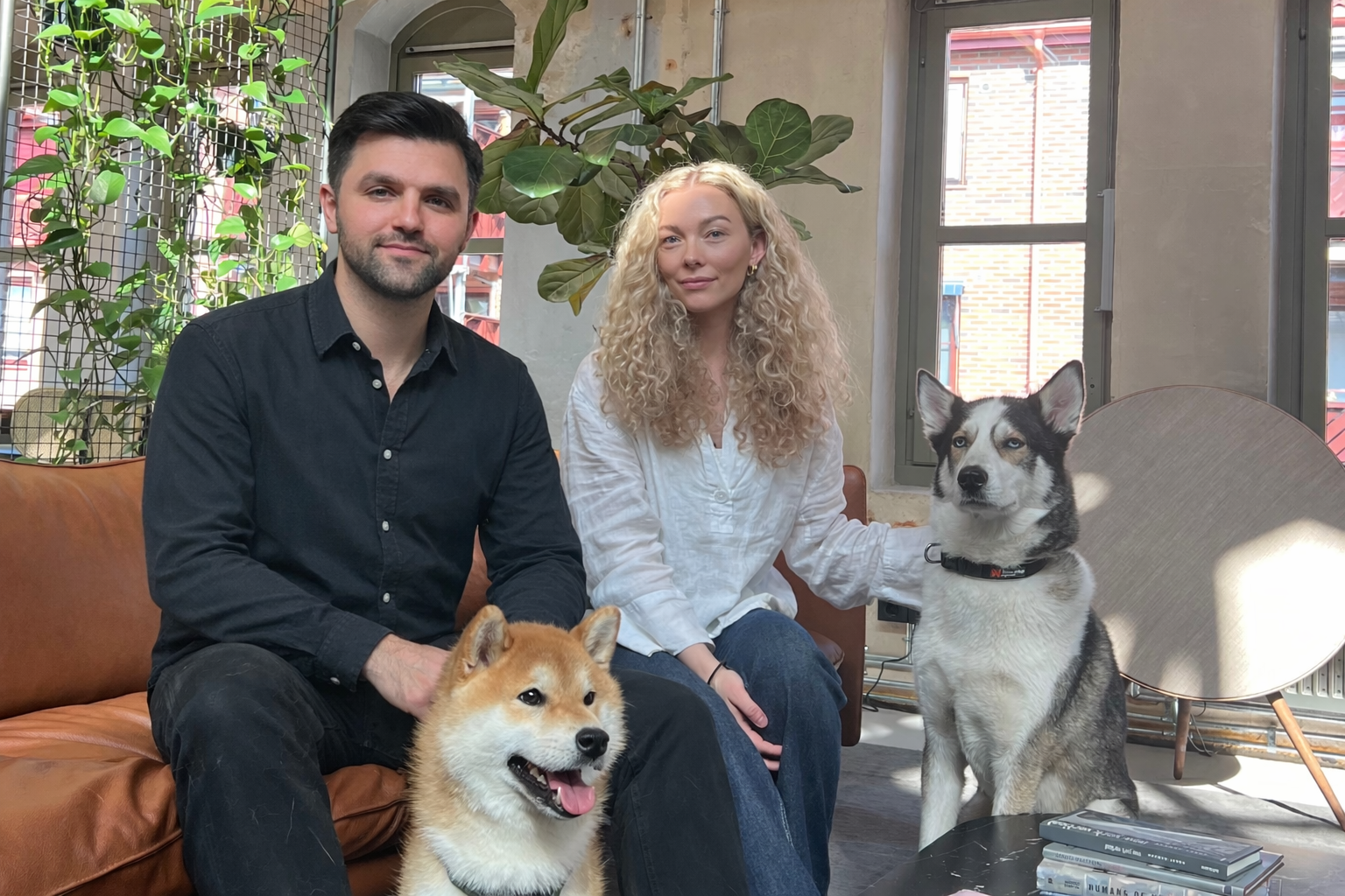 Grunnleggerne Masoud og Johanne med hundene sine